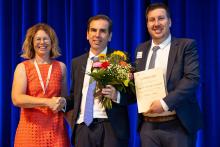 Dr. Angelika Priese (neue Präsidentin der Deutschen Keramischen Gesellschaft, links) und Dr. Stefan Pfeiffer (Geschäftsführer der Deutschen Keramischen Gesellschaft, rechts) gratulieren Prof. Christos G. Aneziris (Mitte) zur Auszeichnung mit dem Rieke-Ring, 