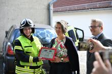 Professor Bastian Pfleging zeigt Innenministerin Dr. Tamara Zieschang die App.