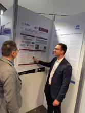 Alexander Schramm (Promovierender des GRK2802) erläutert einem Konferenzteilnehmer sein Poster am ICR2025 in Aachen