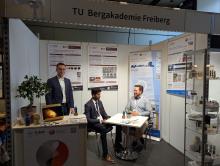 3 Promovierende des GRK2802 betreuen den Stand der TU Bergakademie Freiberg beim Internationalen Colloquium ICR´25 in Aachen
