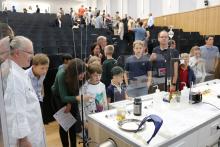 Mehrere Kinder beobachten aufmerksam Experimente