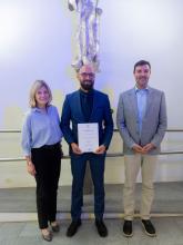 Prof. Ulf Kirsten (Mitte) bei seiner Berufung mit Rektorin Prof. Jutta Emes (links) und Dekan Prof. Jörg Benndorf (rechts).