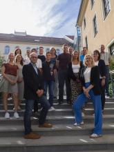 Gruppe der Auszubildenden mit ihren Ausbilderinnen und Ausbildern.