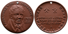 Medaille mit einem Brustbild von Alexander von Humboldt sowie Schlägel und Eisen neben Hüttenbesteck 