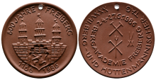 Medaille von 1986, mit dem Stadtwappen von Freiberg, Schlägel und Eisen neben Hüttenbesteck sowie Meißner Schwerter
