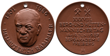 Medaille von 1987, mit einem Kopf von Helmut Erich Rammler, bergmännisches Gezähe und Hüttenbesteck sowie Meißner Schwerter
