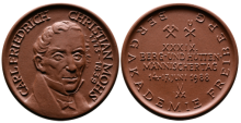 Medaille von 1988, mit einem Brustbild von Carl Friedrich Christian Mohs, bergmännisches Gezähe und Hüttenbesteck sowie Meißner Schwerter
