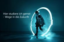 Futristisches Bild Person mit Umhang geht durch Ring