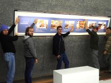 Auf einem Banner zeigen die Mitarbeitenden der Kustodie ihre Lieblingsstücke aus der Sammlung - auch die beiden ehemaligen Kustoden Jörg Zaun und Frieder Jentsch.