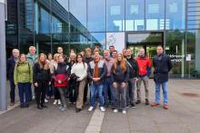 Gruppenbild des ITUN vor dem HZDR-Gebäude in Rossendorf