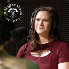 Foto einer jungen Frau in einem Podcaststudio