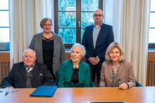 Anlässlich der Unterzeichnung der Stiftungsurkunde mit TU-Rektorin Jutta Emes am 10. Oktober waren Hans-Joachim und Doris Jagnow sowie die Tochter der Gründungsstifter, Andrea Carolin Alius, sowie ihr Ehemann anwesend. 