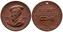 Medaille mit einem Brustbild von Georgius Agricola sowie Schlägel und Eisen neben Hüttenbesteck 