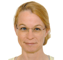 Prof. Christiane Scharf, Frau mittleren Alters, ränderlose Brille, blondes Haar, leiches Lächeln