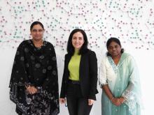 Die indische Gaswissenschaftlerin Tummala Anusha und ihre Doktorandin Lavanya Bandi untersuchen an der TUBAF Nanokomposite. In der Mitte Gastgeberin Dr. Parvaneh Rahimi.