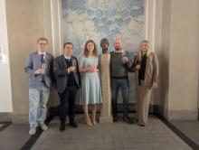 Gruppenfoto von Mitgliedern des Graduiertenkollegs GRK 2802 nach einer Promotionsverteidigung an der Universität für Chemie und Technologie in Prag