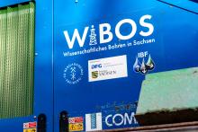 Hinter dem Otto-Meißer-Bau der TU Bergakademie Freiberg wurde ein praxisnaher Feldversuch des Instituts für Bohrtechnik und Fluidbergbau (IBF) durchgeführt. 