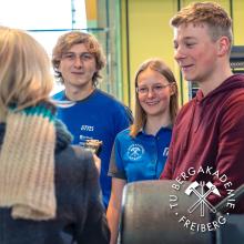 Drei junge Leute in eine Werkstatt geben ein Interview