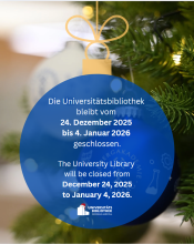 Bild zeigt eine fiktive Weihnachtsbaumkugel mit Text, Zweige im Hintergrund