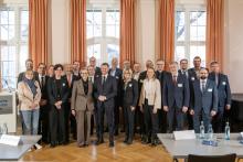Gruppenbild: formal gekleidete Personen in einem festlichen Saal