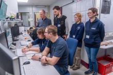 Für Franziska Nachtwey (ganz rechts) war der hohe Praxisanteil ein ausschlaggebender Grund, sich für ein Masterstudium an der TU Bergakademie Freiberg zu entscheiden. Weitere Personen im Foto (v.l.n.r: stehend: Gerhard Heide, Sebastian Moritz, Vanessa Grießbach, Franziska Nachtwey, sitzend: Anja Weber, Martin Etter - DESY).