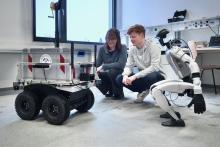 Studierende mit Robotern