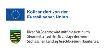 EU-Logo und Sachsen-Signet begleitet mit Textpassagen "Kofinanziert von der EU" sowie " mitfinanziert durch Steuermittel auf der Grundalge des vom Sächsischen Haushalt beschlossenen Haushaltes"
