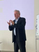 Ein Mann steht und redet.