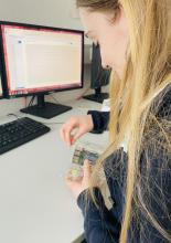 Schülerpraktikantin Rosa Illing beim Zusammenbau eines Raspberry-Shake-Seismometers