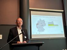 Professor Carsten Drebenstedt bei einem Vortrag zum Thema Bergbausanierung in Australien.