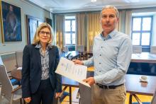 Professor Richard Gloaguen bei der Übergabe der Urkunde mit Rektorin Prof. Jutta Emes.