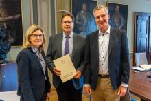 Honorarprofessor Karsten Keller bei der Übergabe der Berufungsurkunde mit Rektorin Prof. Jutta Emes und Prorektor Prof. Martin Bertau.