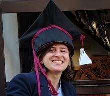 Miriam mit Doktorhut vor Ihrem lieblings-Dönerladen