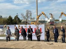 Symbolischer Spatenstich für den Bau des Glaskompetenzzentrums Torgau (von links): A. Thiele (Beirat GlasCampus), U. Schneider (Beirat GlasCampus), F. Tollert (Vizepräsident Handwerkskammer Leipzig), A. Steyer (Obermeister Glaserinnung), M. Kretschmer (Ministerpräsident), J. Emes (Rektorin TU Freiberg), K. Emanuel (Landrat Nordsachsen), G. Endlich (Direktionsleiter Züblin).