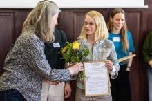 Professorin nimmt Blumen und Zertifikat entgegen