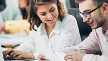 Wirtschaftsjuristin und Wirtschaftsjurist bei der Arbeit
