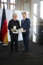 Ministerpräsident Kretschmer überreicht Verdienstorden des Freistaates Sachsen an Prof. Dr. Klaus-Dieter Barbknecht.