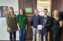 5 Personen vor Green Office 
