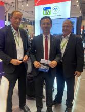 Staatssekretär der Berliner Senatsverwaltung für Wirtschaft, Dr. Severin Fischer (mitte), am Gemeinschaftsstand ILV-Fernerkundung GmbH und TUBAF mit Geschäftsführer Martin Wagner und Prof. Dr. Carsten Drebenstedt (l.)