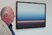 Sammler Josef Böhm vor einem der Werke der Ausstellung.