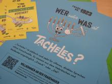 Ein Blick von oben auf Poster und Postkarten der "Tacheles"-Kampagne