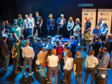 Team bei der Präsentation des neuen Rennwagens im Mittelsächsischen Theater.