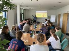 Exkursionsgruppe entdeckt die Brauerei Hartmannsdorf. Auch eine Verkostung darf nicht fehlen..