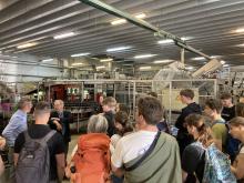 Exkursionsgruppe entdeckt die Brauerei Hartmannsdorf. Die Gruppe bekommt eine Führung..