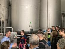 Exkursionsgruppe entdeckt die Brauerei Hartmannsdorf. Die Gruppe bekommt eine Führung.