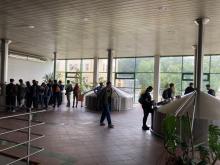 Exkursionsgruppe entdeckt die Brauerei Hartmannsdorf. Die Gruppe schaut sich die Sudkessel an.