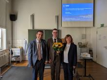 Promovierender des Graduiertenkollegs GRK2802 nach seiner Promotionsverteidigung mit seinen beiden Gutachtern