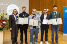 Prof. Dr.-Ing. Kerstin Weinberger (GAMM Präsidentin, 1. Person links) überreicht 4 Doktoren, darunter Dr.-Ing. Vincent von Oertzen (2. Person links), den Dr.-Klaus-Körper Preis.
