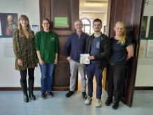 5 Personen vor Green Office