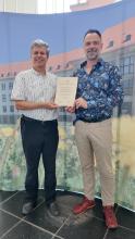 Das Gütesiegel wurde der Fakultät am 10. Juli 2026 im Rahmen der Plenarsitzung des FTMV in Hannover verliehen. Professor Matthias Kröger übergab die Urkunde im Auftrag des FTMV weiter an den Dekan der Fakultät, Professor Andreas Bräuer.